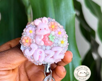 Portabadge a forma di coniglietto Mochi / Nome personalizzato / Portabadge per infermieri, insegnanti, medici / Clip retrattile rosa Kawaii, primavera, tasso floreale