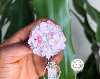 Badgeclip kersenbloesempastelkleur | Aangepaste naam | RN, leraar, doktersbadgehouder | Roze intrekbare ID-clip met kawaii, lente en bloemendas