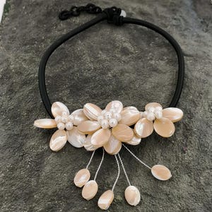 Chunky Flower Choker Necklace, Mother of pearl Choker, Flower Necklace, Shell Flower with Pearl Necklace, Natural Sea Shell Choker