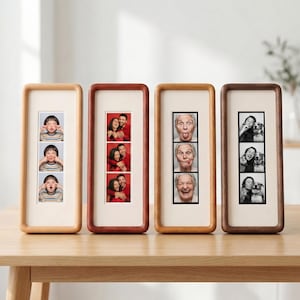 Op de afbeelding: Vier rechthoekige houten fotolijsten in verschillende kleuren: lichtbruin, donkerrood, lichtbruin en donkerbruin. Elke lijst bevat drie verticaal uitgelijnde foto's, met mensen en huisdieren.