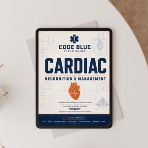 Op de afbeelding: Een zwarte tablet met de cover van een medische veldgids getiteld "Code Blue Field Guide: Cardiac Recognition & Management". De cover heeft een blauwe ster, een gestileerd hart en medische diagrammen. De tablet ligt op een wit oppervlak.