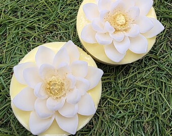 Sapone artigianale al fiore di loto / Sapone tropicale per ospiti al profumo di ananas / Regalo artigianale giallo e bianco