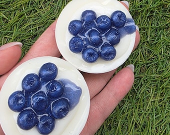 Sapone artigianale ai mirtilli / Sapone profumato alle fette di frutta / Sapone al gusto di dessert ai frutti di bosco / Simpatico sapone artigianale / Regalo fatto a mano / Saponetta da 50 g