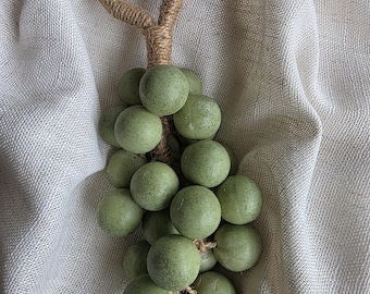 Saponetta a forma di uva con cordino, al profumo di spirulina e citronella, naturale e artigianale.