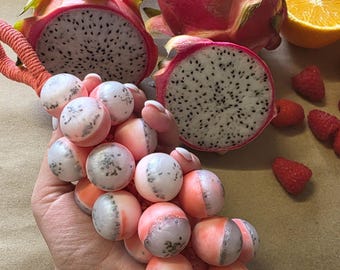 Saponetta al frutto del drago con cordino, saponetta artigianale profumata ai frutti tropicali, fragranza di frutta esotica, saponetta a forma di uva