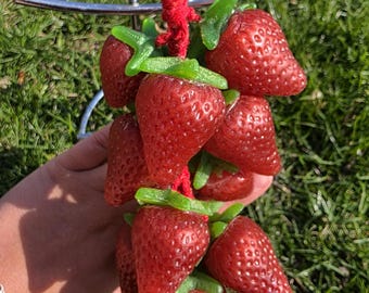 Saponetta artigianale al profumo di fragola con cordino, sapone da bagno profumato alla frutta.