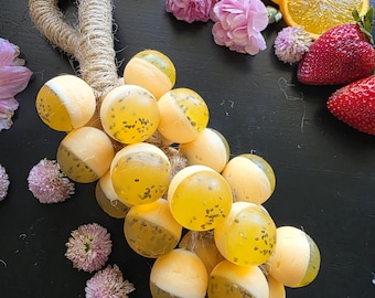 Saponetta a forma di uva con cordino, profumata al frutto della passione, artigianale e tropicale.