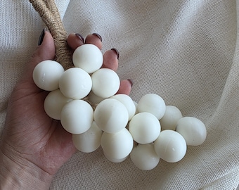Sapone artigianale al cocco e uva con cordino, saponetta artigianale dal profumo cremoso tropicale.