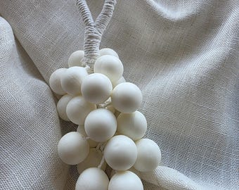 Saponetta a forma di uva con cordino, saponetta artigianale al profumo di cocco, decorazione tropicale per il bagno.