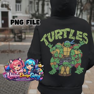 Puede incluir: Sudadera con capucha negra con un gráfico verde de las Tortugas Ninja y la palabra "TURTLES". La imagen también incluye el texto "PNG FILE" y un logotipo de "Unique Design Gifty".