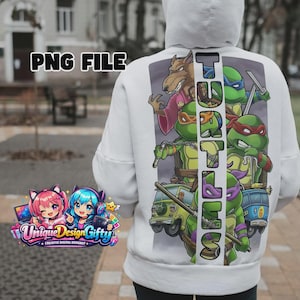 Puede incluir: Sudadera con capucha blanca con un gráfico colorido de las Tortugas Ninja en la espalda. El diseño incluye la palabra "Turtles" verticalmente. La sudadera con capucha también tiene el texto "PNG FILE" en la parte superior. La esquina inferior izquierda tiene un logotipo con dos personajes de anime.