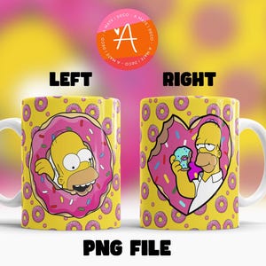 Puede incluir: Dos tazas de cerámica blanca con fondo amarillo y un patrón repetitivo de donas rosas. La taza de la izquierda muestra a un personaje saliendo de una dona rosa. La taza de la derecha muestra al mismo personaje comiendo una dona en forma de corazón.