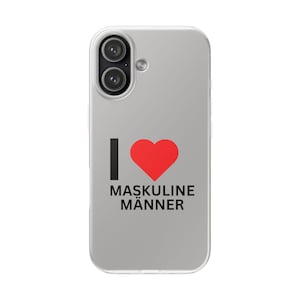 Könnte beinhalten: Eine transparente Smartphone-Hülle mit einem schwarzen vertikalen Balken, einem roten Herzsymbol und dem schwarzen Text "MASKULINE MÄNNER" auf der Rückseite. Die Hülle hat eine Aussparung für eine Doppelkamera und einen kleinen runden Blitz oben.