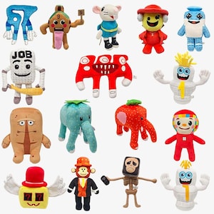 Puede incluir: Una colección de peluches coloridos con diversas formas y diseños. Los juguetes incluyen una figura azul, un ratón, un mono y varios otros personajes únicos. Algunos juguetes tienen sombreros, y otros tienen brazos y piernas.