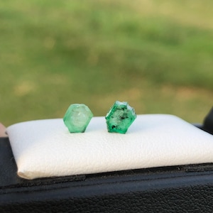 Natürliches Smaragd Scheiben Paar, Farbzonierung, lebendiger grüner Beryll
