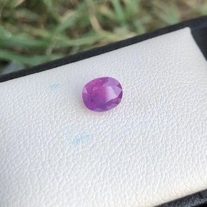 Natuurlijke robijn, 1,20 karaat, ovale rode korund met een vleugje paars | Collector Gemstones.