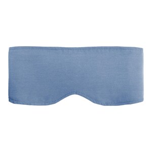 Op de afbeelding: Een lichtblauw slaapmasker van zachte stof. Het masker heeft een gebogen onderrand om comfortabel rond de ogen te passen en is ontworpen om licht te blokkeren. Het masker is effen van kleur en heeft een eenvoudig, minimalistisch ontwerp.