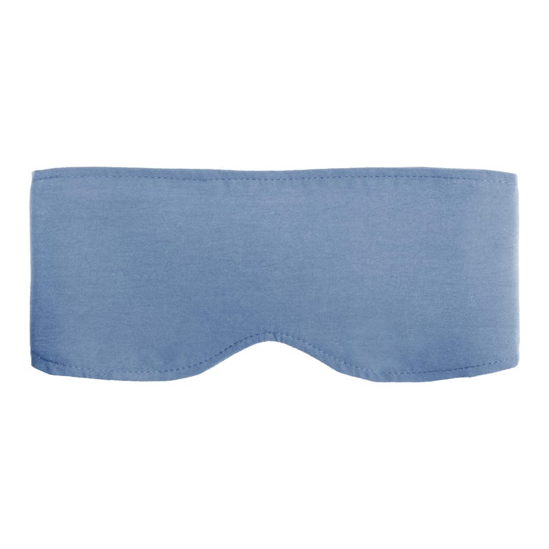 Op de afbeelding: Een lichtblauw slaapmasker van zachte stof. Het masker heeft een gebogen onderrand om comfortabel rond de ogen te passen en is ontworpen om licht te blokkeren. Het masker is effen van kleur en heeft een eenvoudig, minimalistisch ontwerp.