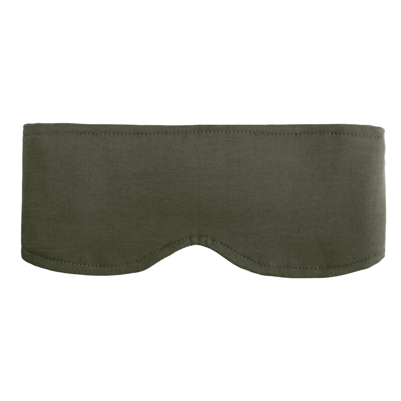 K&ouml;nnte beinhalten: Eine einfarbige, olivgr&uuml;ne Schlafmaske in rechteckiger Form mit abgerundeten Kanten und einer konturierten Nasenaussparung. Der Stoff hat eine glatte, matte Textur mit sichtbaren N&auml;hten entlang der oberen und unteren R&auml;nder der Augenabdeckung.