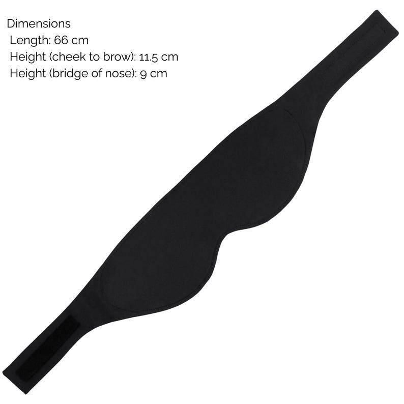 Pu&ograve; includere: Una mascherina per dormire nera dalla forma sagomata, con una lunghezza di 66 cm, un'altezza di 11,5 cm dalla guancia al sopracciglio e un'altezza di 9 cm sul ponte del naso. La mascherina include un cinturino regolabile con chiusura a strappo.