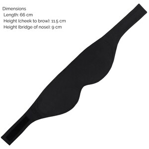 K&ouml;nnte beinhalten: Eine schwarze Schlafmaske mit einer L&auml;nge von 66 cm. Die Maske ist konturiert, um sich dem Gesicht anzupassen, mit einer H&ouml;he von 11,5 cm von der Wange zur Augenbraue und 9 cm am Nasenr&uuml;cken. Sie hat einen Klettverschluss.
