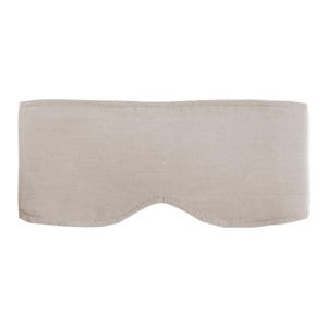 Puede incluir: Una m&aacute;scara para dormir beige con un borde inferior curvado y una costura cosida a lo largo de la parte superior. La m&aacute;scara est&aacute; hecha de una tela suave y texturizada, dise&ntilde;ada para bloquear la luz.