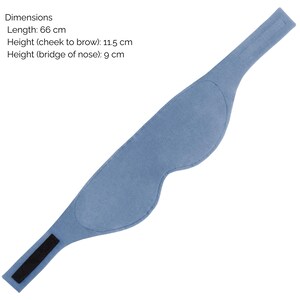 Op de afbeelding: Een lichtblauw slaapmasker met een klittenbandsluiting. Het masker is 66 cm lang, 11,5 cm hoog van wang tot wenkbrauw en 9 cm van de neusbrug. Voor een goede nachtrust.