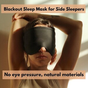 Pu&ograve; includere: Una mascherina per dormire nera a tinta unita che copre gli occhi, caratterizzata da un design sagomato. Il testo Blackout Sleep Mask for Side Sleepers e No eye pressure, natural materials &egrave; visualizzato in nero su banner color pesca.