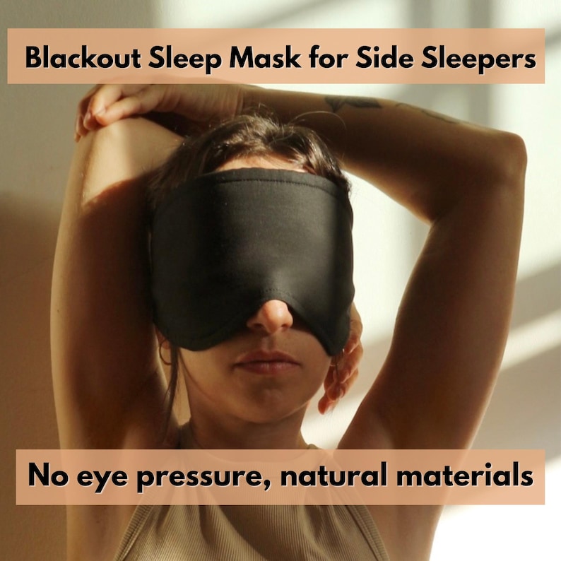Pu&ograve; includere: Una mascherina per dormire nera a tinta unita che copre gli occhi, caratterizzata da un design sagomato. Il testo Blackout Sleep Mask for Side Sleepers e No eye pressure, natural materials &egrave; visualizzato in nero su banner color pesca.