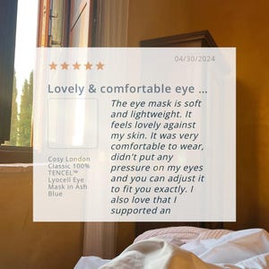 Pu&ograve; includere: Una sovrapposizione grafica quadrata con una valutazione a cinque stelle e il testo: Lovely & comfortable eye. The eye mask is soft and lightweight. It feels lovely against my skin. It was very comfortable to wear, didn't put any pressure on my eyes and you can adjust it to fit you exactly. I also love that I supported an. Cosy London Classic 100% TENCEL Lyocell Eye Mask in Ash Blue.