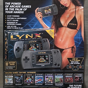 Könnte beinhalten: Ein Vintage-Werbeplakat für das tragbare Atari Lynx Farb-Entertainment-System. Das Plakat zeigt die Handheld-Konsole, technische Daten und Spieltitel wie California Games, Klax und Blue Lightning. Der Text umfasst The Power of Arcade Games in the Palm of Your Hands und The Future of Portable Gaming is Here.