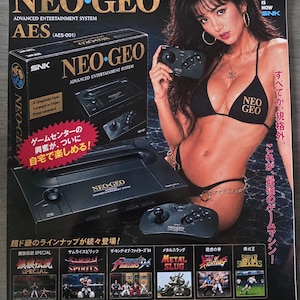 Op de afbeelding: Een vintage reclameposter uit 1990 voor de Neo Geo AES-videospelconsole met de console, een controller, de productdoos en speltitels waaronder Fatal Fury Special, Samurai Spirits, King of Fighters 94, Metal Slug, Art of Fighting en Super Sidekicks.