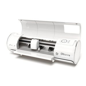 以下が含まれることがあります： 白いSiserブランドのビニールカッティングマシン。蓋が開いています。機械は円筒形で、コントロールパネルとカッティングブレードエリアがあります。Siserのロゴが見えます。