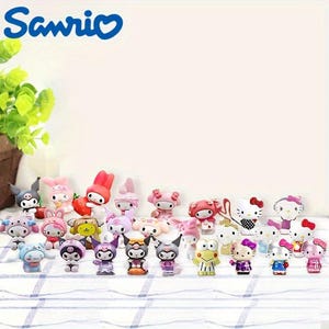 Pu&ograve; includere: Una collezione di 25 figurine di personaggi dei cartoni animati colorati, tra cui Hello Kitty e My Melody. Le figurine sono in plastica e sono alte circa 5 cm. Sono disposte su una tovaglia a quadri bianchi e rosa.