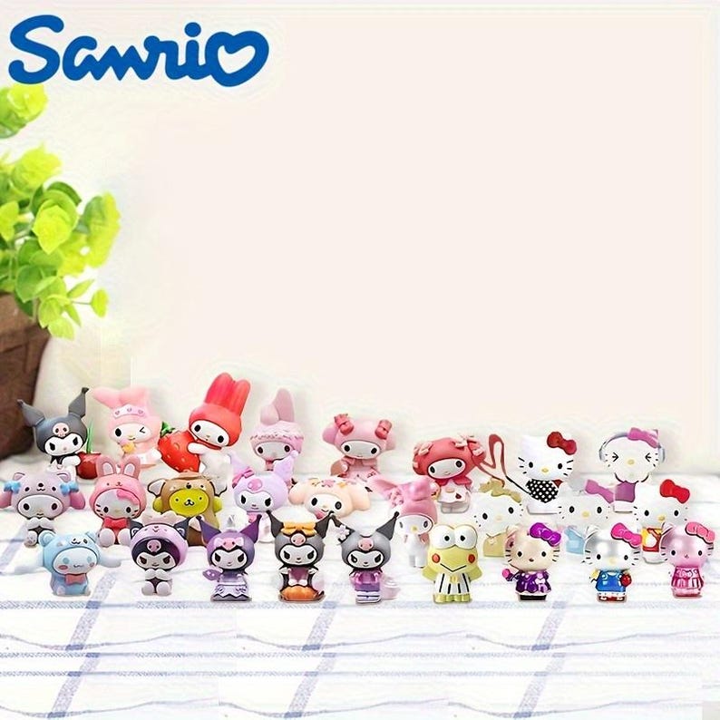 Pu&ograve; includere: Una collezione di 25 figurine di personaggi dei cartoni animati colorati, tra cui Hello Kitty e My Melody. Le figurine sono in plastica e sono alte circa 5 cm. Sono disposte su una tovaglia a quadri bianchi e rosa.
