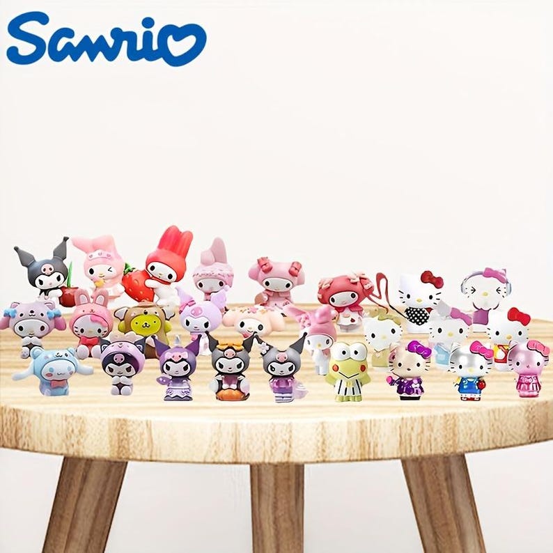Pu&ograve; includere: Una collezione di 25 figurine di personaggi dei cartoni animati colorati, tra cui Hello Kitty e My Melody, disposte su un tavolo di legno. Le figurine sono in plastica e presentano diverse pose ed espressioni.