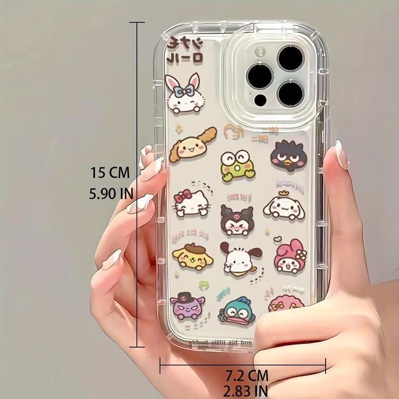 Puede incluir: Carcasa transparente para tel&eacute;fono con un dise&ntilde;o de varios personajes de dibujos animados, incluyendo Hello Kitty, My Melody y Tuxedo Sam. La carcasa mide 15 cm de alto y 7,2 cm de ancho. El texto "サンリオ" est&aacute; impreso en la carcasa.