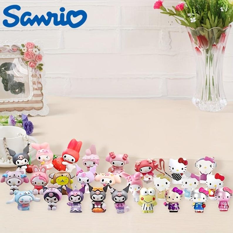 Pu&ograve; includere: Una collezione di 25 figurine di personaggi dei cartoni animati colorati. I personaggi sono principalmente rosa, rossi e bianchi, con alcuni accenti neri e gialli. Le figurine sono disposte in fila su una superficie di legno chiaro. I personaggi sono del marchio Sanrio.