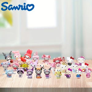 Pu&ograve; includere: Una collezione di 25 figurine colorate di personaggi dei cartoni animati popolari, tra cui Hello Kitty, My Melody e Kuromi. Le figurine sono in plastica e sono alte circa 5 cm. Sono disposte su una superficie di legno.