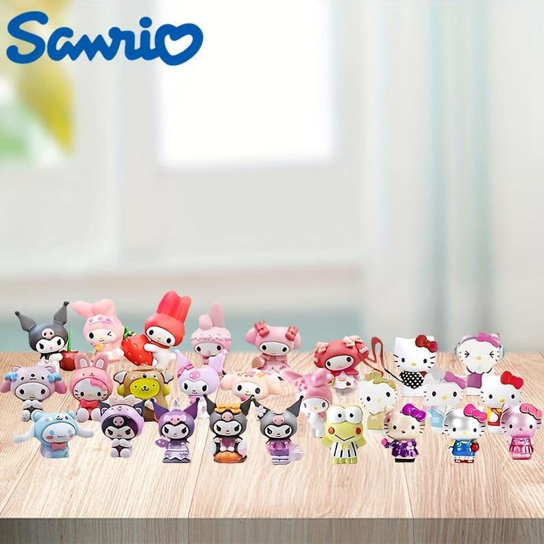 Pu&ograve; includere: Una collezione di 25 figurine colorate di personaggi dei cartoni animati popolari, tra cui Hello Kitty, My Melody e Kuromi. Le figurine sono in plastica e sono alte circa 5 cm. Sono disposte su una superficie di legno.