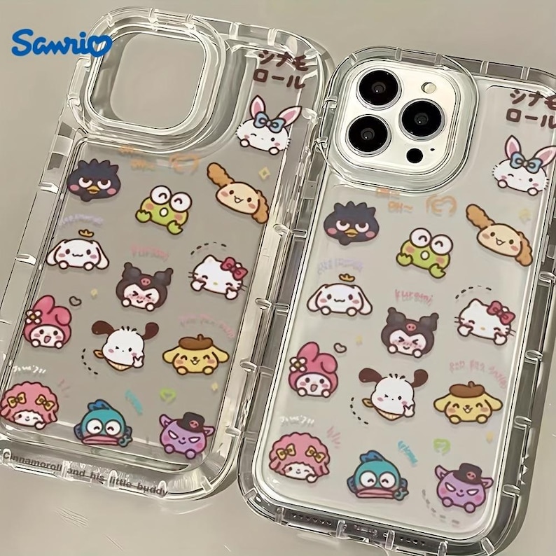 Puede incluir: Dos fundas transparentes para tel&eacute;fono con una variedad de personajes de Sanrio impresos en ellas. Los personajes incluyen Hello Kitty, My Melody, Cinnamoroll y Keroppi. Las fundas est&aacute;n etiquetadas con "Sanrio" y "ジ ャ ン ル".