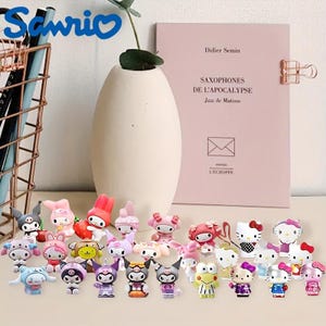 Pu&ograve; includere: Una collezione di 20 piccole figurine colorate di personaggi dei cartoni animati. I personaggi sono principalmente rosa, bianchi e neri con alcuni accenti gialli e verdi. Le figurine sono disposte a semicerchio su una superficie bianca.