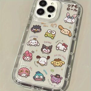 Puede incluir: Una funda transparente para tel&eacute;fono con fondo blanco y personajes de dibujos animados coloridos. La funda tiene un parachoques elevado alrededor de los bordes y una parte posterior transparente. Los personajes incluyen Hello Kitty, My Melody y otros personajes de Sanrio. El texto "ジモロール" est&aacute; impreso en la funda.
