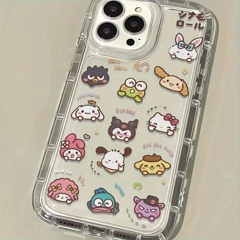 Puede incluir: Una funda transparente para tel&eacute;fono con fondo blanco y personajes de dibujos animados coloridos. La funda tiene un parachoques elevado alrededor de los bordes y una parte posterior transparente. Los personajes incluyen Hello Kitty, My Melody y otros personajes de Sanrio. El texto "ジモロール" est&aacute; impreso en la funda.