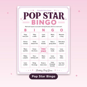 以下が含まれることがあります： ピンクと白のポップスタービンゴゲームカード。カードには、太字の紫色のフォントで「POP STAR BINGO」というタイトルが記載されています。ゲームには、「すべての歌詞を歌う」や「グリッターが大好き」などのさまざまなプロンプトが含まれています。