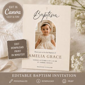 Könnte beinhalten: Eine cremefarbene Taufeinladungskarte mit einem mittigen, bogenförmigen Foto eines Kindes in einem weißen Kleid. Der Text lautet Baptism, Please join us for the Baptism of AMELIA GRACE, SUNDAY, OCTOBER 18 AT 11:00 AM, ST. GABRIEL CHURCH, RECEPTION TO FOLLOW.