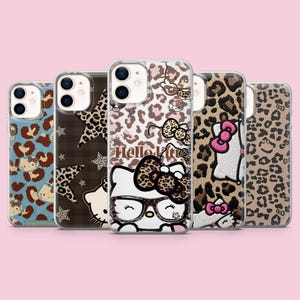Puede incluir: Cinco fundas transparentes para tel&eacute;fono con dise&ntilde;os de Hello Kitty, estampados de leopardo, motivos de estrellas y fondos de cuadros. Las fundas muestran varios gr&aacute;ficos de Hello Kitty, incluyendo uno con gafas y lazo de leopardo, y otro con lazos rosas.