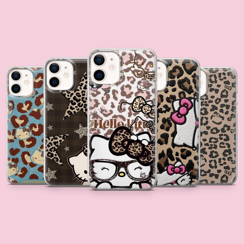Puede incluir: Cinco fundas transparentes para tel&eacute;fono con dise&ntilde;os de Hello Kitty, estampados de leopardo, motivos de estrellas y fondos de cuadros. Las fundas muestran varios gr&aacute;ficos de Hello Kitty, incluyendo uno con gafas y lazo de leopardo, y otro con lazos rosas.