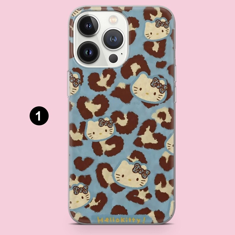 Puede incluir: Una funda transparente para smartphone con un patr&oacute;n repetitivo de caras de Hello Kitty con lazos y manchas de leopardo marrones sobre un fondo azul claro. El texto Hello Kitty est&aacute; impreso en amarillo en la parte inferior de la funda, con recorte.