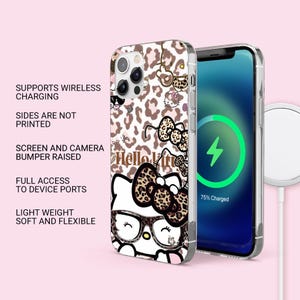 Puede incluir: Una funda de tel&eacute;fono transparente con el personaje Hello Kitty usando gafas y un lazo de estampado de leopardo sobre un fondo de leopardo. El texto indica: carga inal&aacute;mbrica, laterales sin imprimir, bordes elevados y acceso a los puertos.